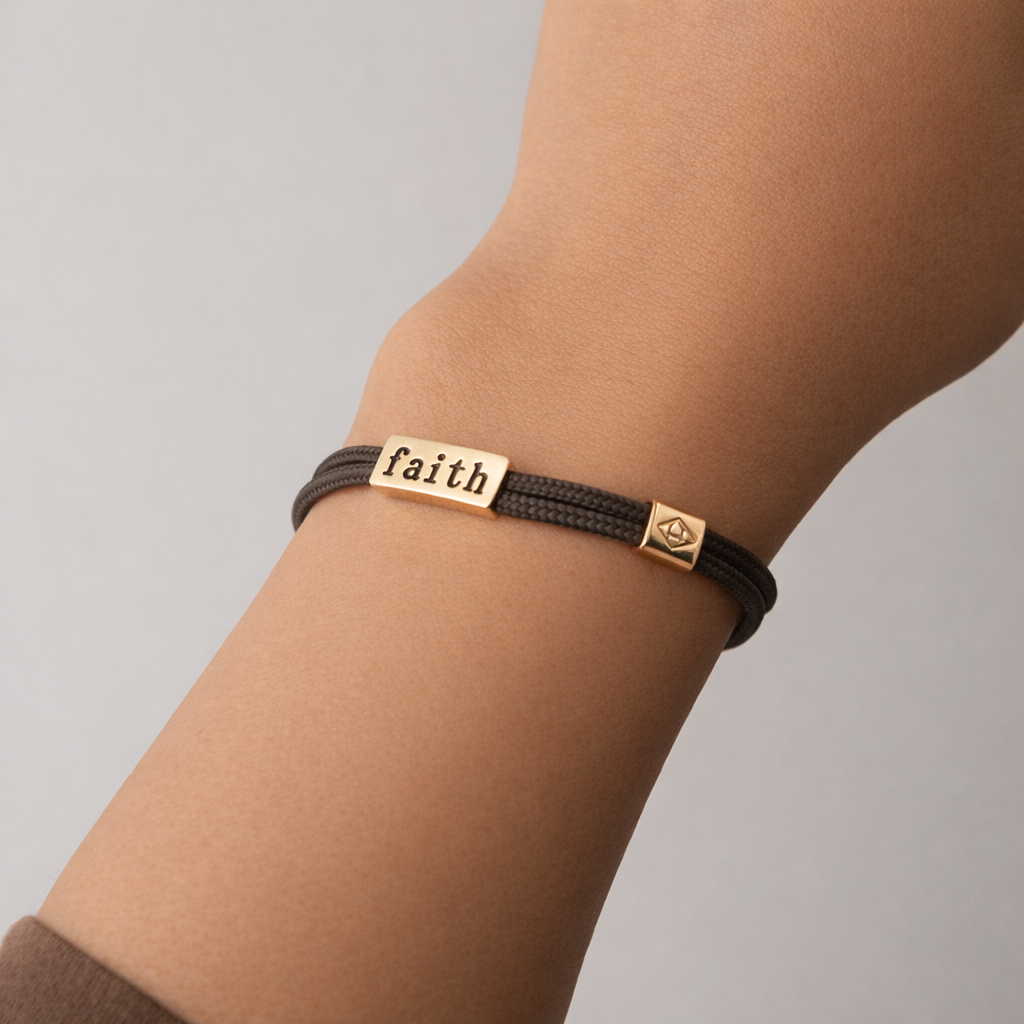 ライア ブレスレット Sentiment Cord Bracelet-Faith, Psalm 46:5 – Lenny and Eva